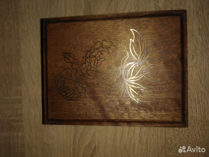 Шкатулка с инкрустацией из цельного ореха