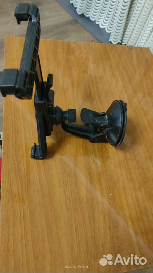 Держатель для планшета на стекло автомобиля