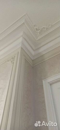 Монтаж плинтуса карниза молдинга