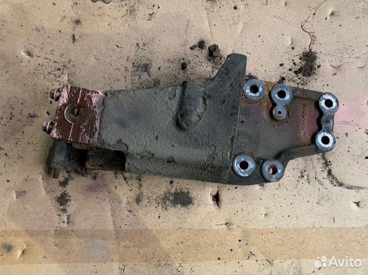 Кронштейн рессоры передний левый Daf Xf 95