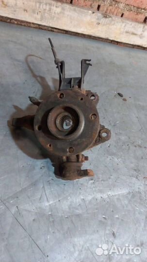 Кулак передний правый Citroen Xsara 1999