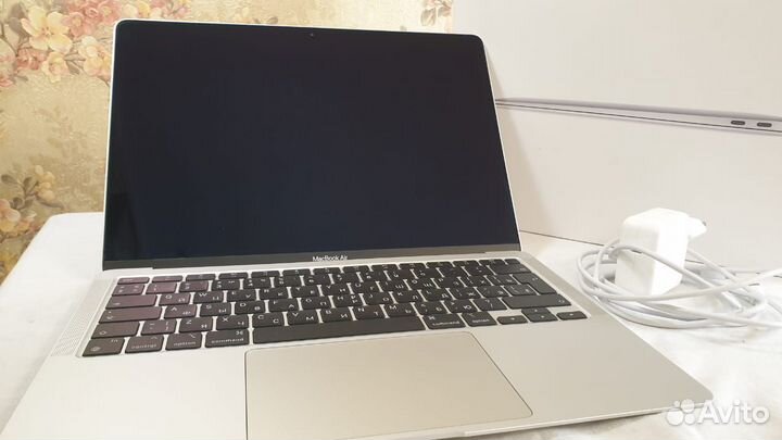 Macbook air 13 (2021) M1 8 256 32цикла