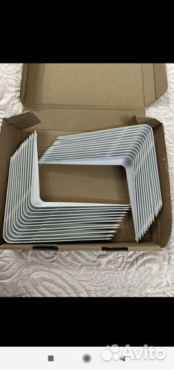 Уголок для полок