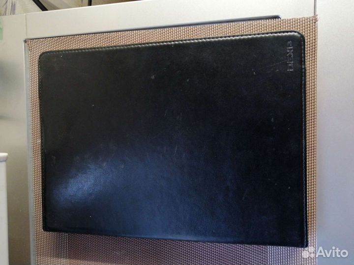 Планшет в не рабочем состоянии с чехлом