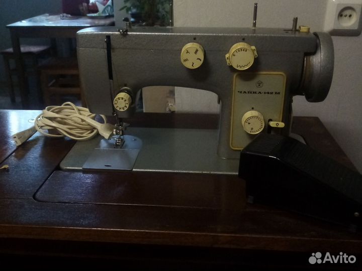 Швейная машина Чайка 142м