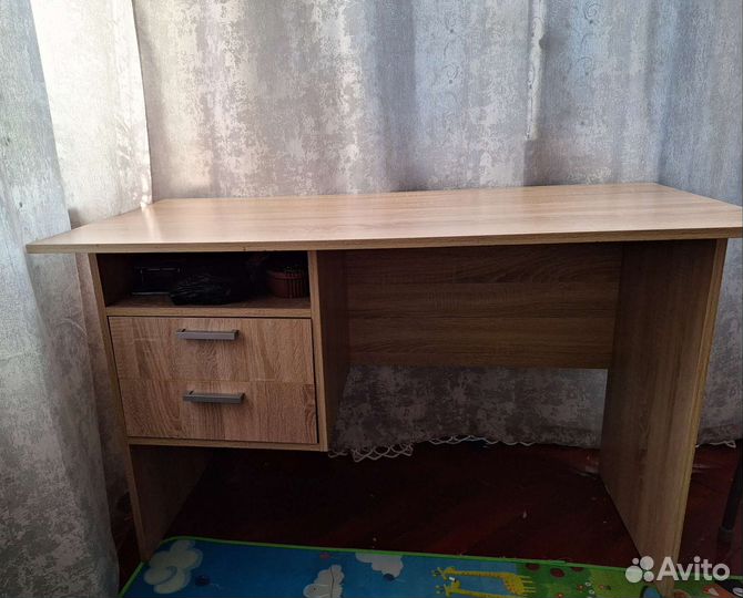 Продаётся письменный стол