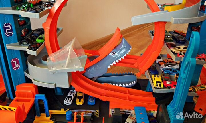 Hot Wheels мега гараж с акулой