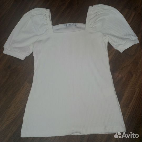 Топ с объемными рукавами