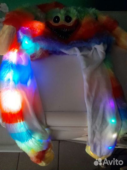 Радужная шапка хаги ваги с двигуемшя ушами светит