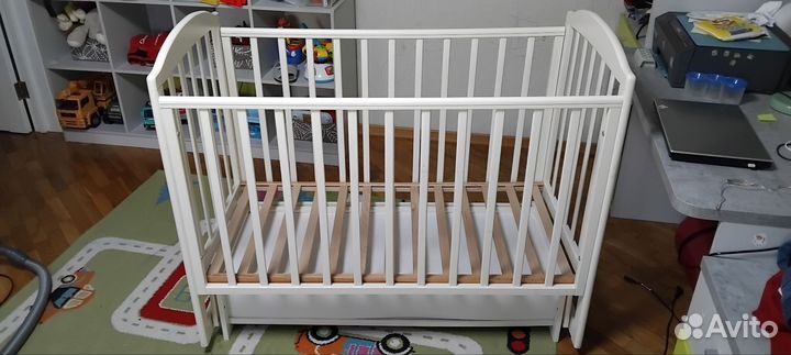 Детская кроватка с маятником и ящиком