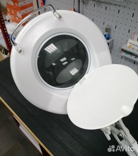 Лампа с увеличительным стеклом