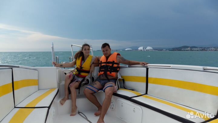 Полет на парашюте над морем парасейлинг