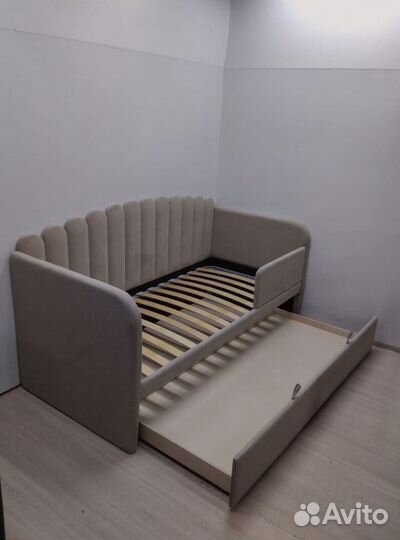 Детская кровать с бортиками