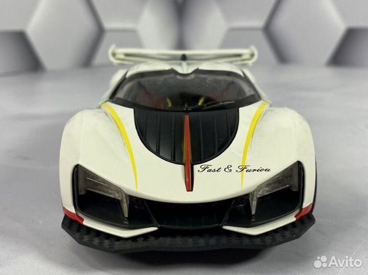 Модель машины HongQi S9 белая с выхлопом 1:24