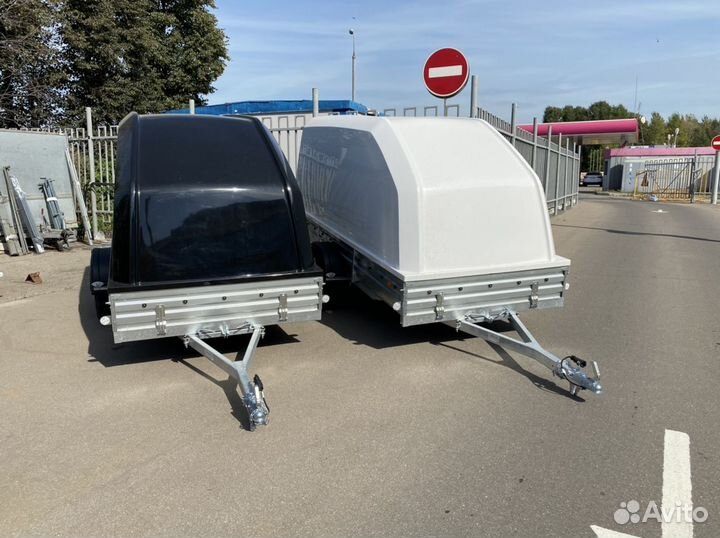 В продаже прицеп для снегохода с крышкой