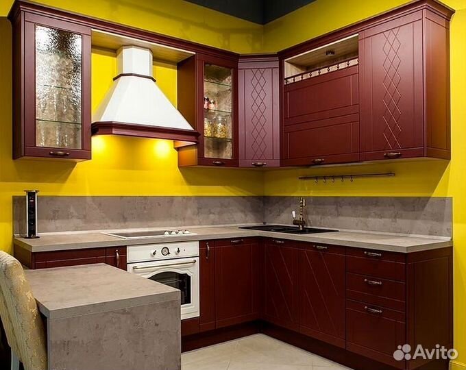 Кухня с каменным островом