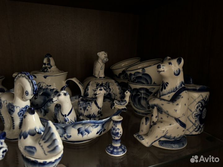 Очень много гжели