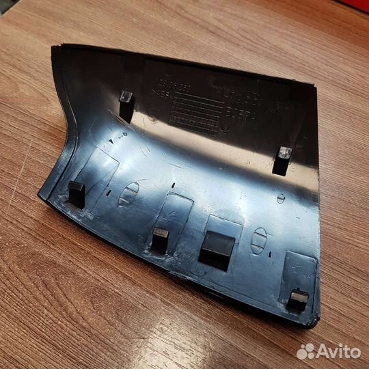 Левая накладка под повторитель Ford Focus 2