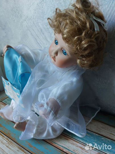 Фарфоровая коллекционная кукла