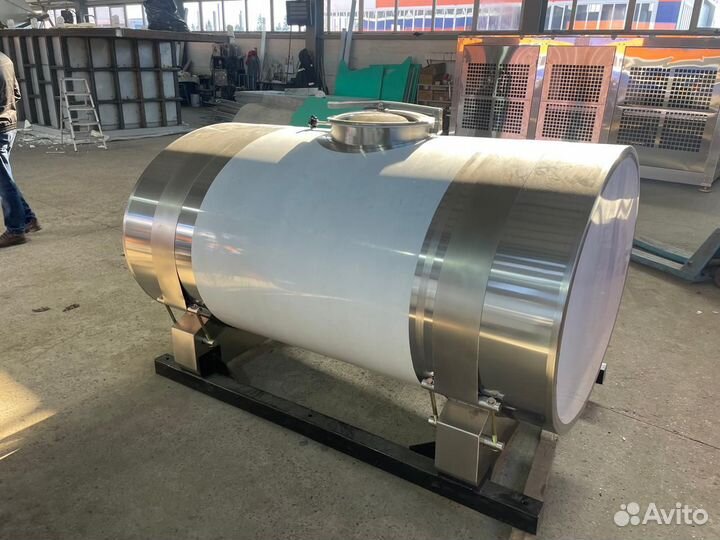 Емкость-термос для перевозки молока. Молоковоз