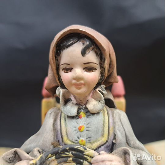 Фигурка девочки, автор Массидда, Италия