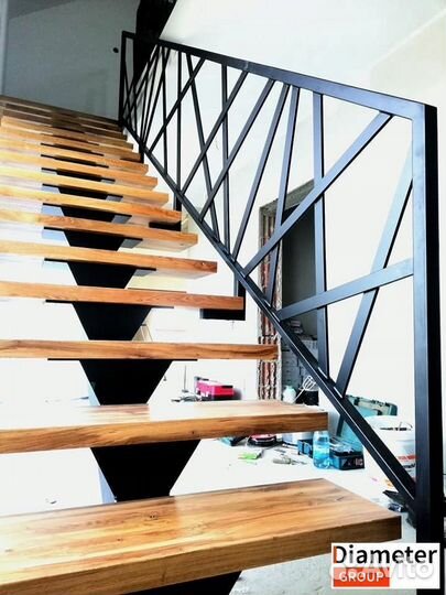 Монтаж надежной лестницы с подиумными ступенями