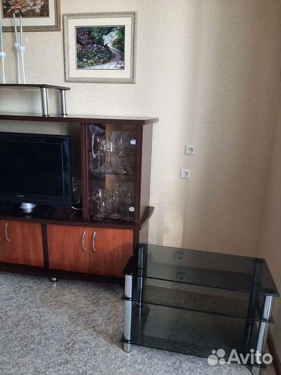 Стеклянная тумба под аппаратуру