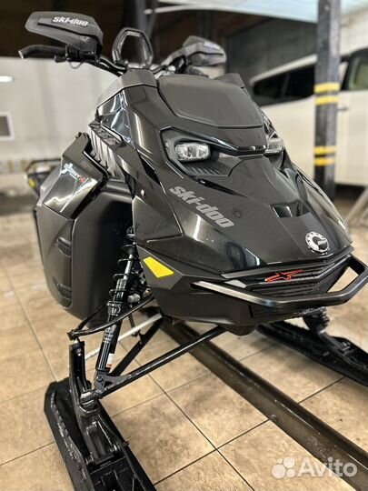 —BRP Skidoo Summit X Expert 165