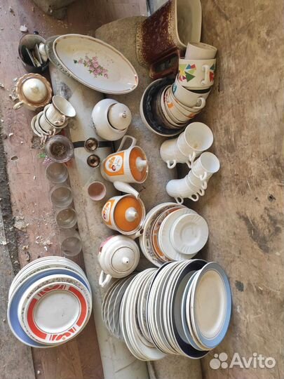Посуда тарелки блюдца кружки заварники чайные пары