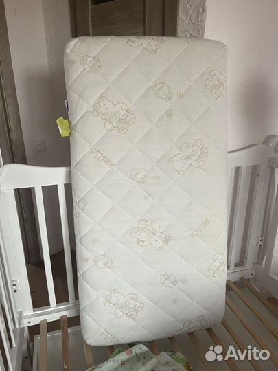 Кроватка с маятником детская