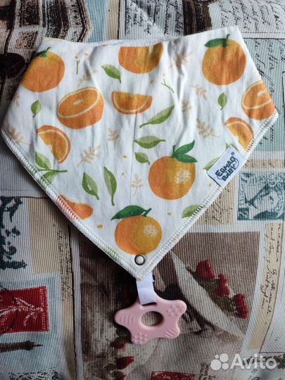 Слюнявчик с прорезывателем, плотный, новый