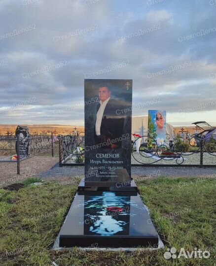 Памятник из стекла