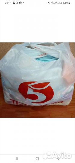 Куча пакетов с вещами. Вещи пакетом на девочку. Девочка с пакетами. Подарочный пакет детский. Женщина несет пакеты с продуктами.