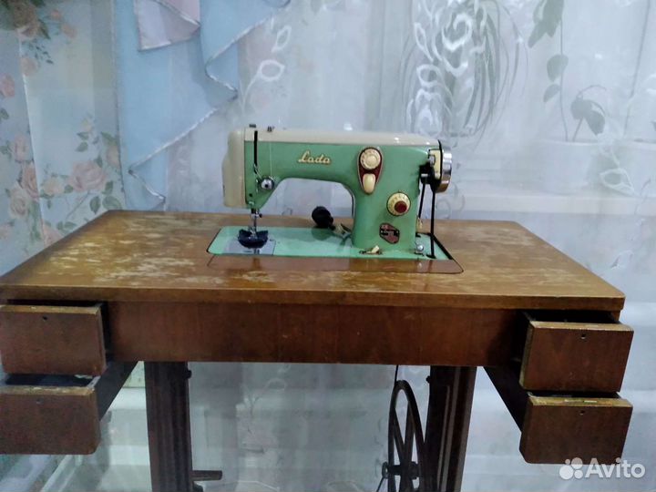 Швейная машина с ножным приводом LADA, производств