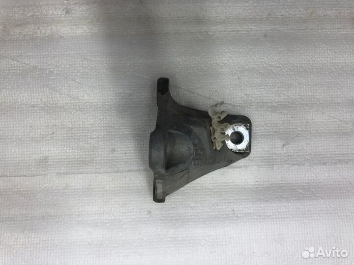 Кронштейн опоры двигателя передний Toyota Camry