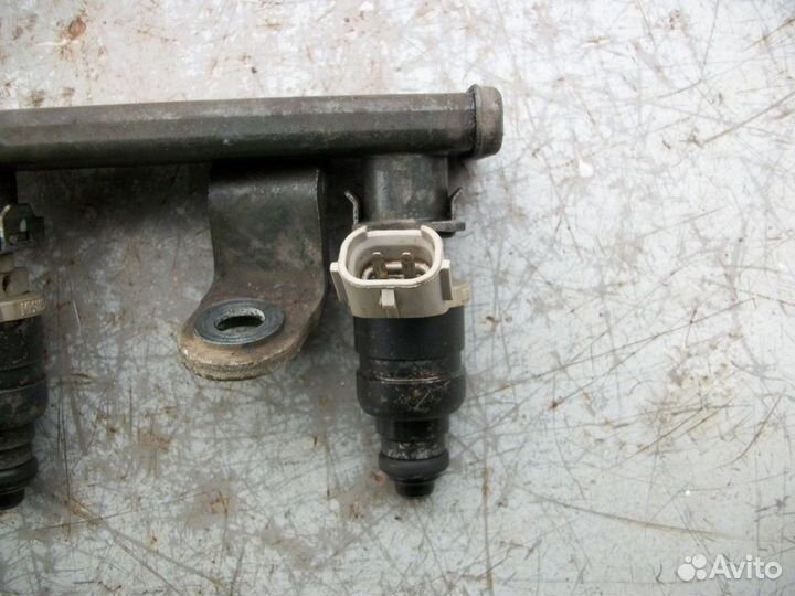 Рампа топливная в сборе Mitsubishi Colt Lancer 10