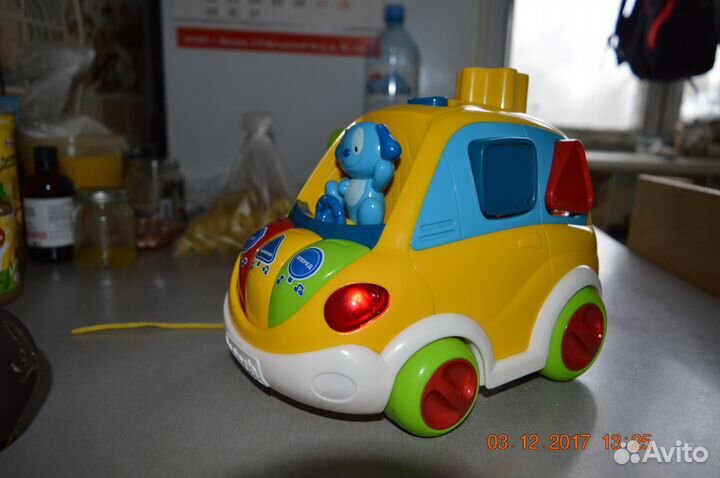 Веселый автомобиль-каталка