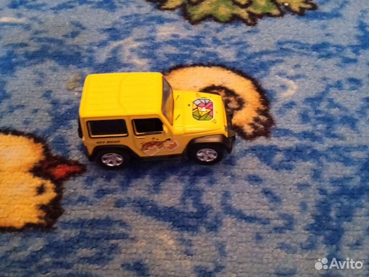 Детская маленькая игрушечная машинка
