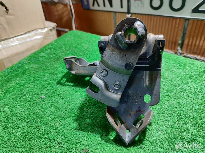 Кронштейн ручника Volkswagen Touareg 7L