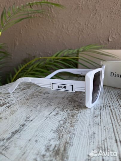 Очки и коробка dior