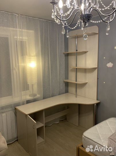 Угловой письменный стол с полками