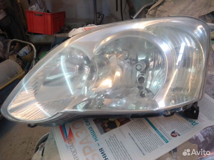 Фара toyota corolla 2005