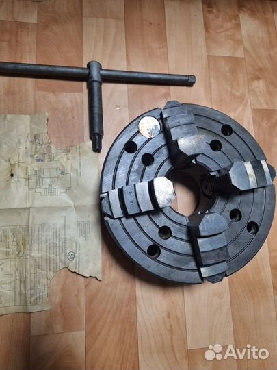 Четырехкулачковый токарый патрон