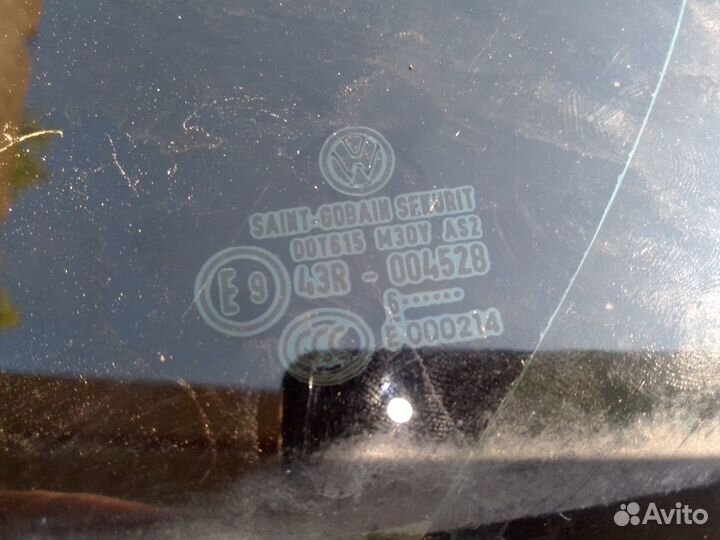 Форточка левой двери Volkswagen Jetta