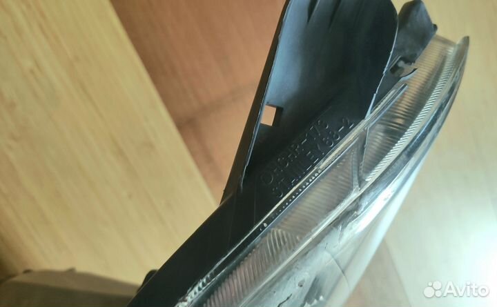 Фара ксенон левая Toyota Wish кузов ZNE10