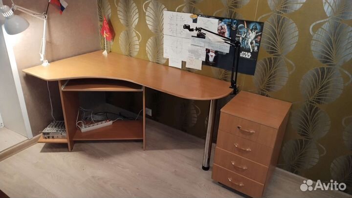 Угловой письменный стол с тумбой