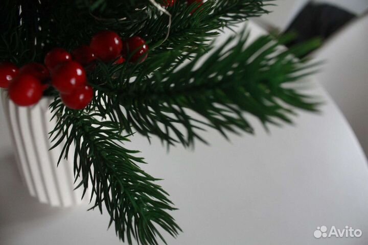 Новогодняя композиция из литой хвои