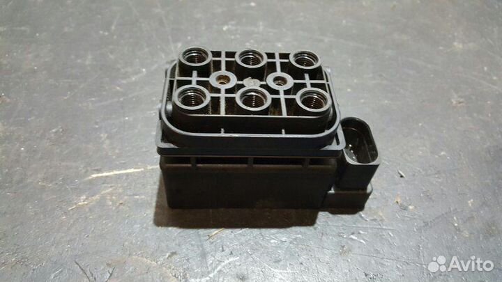 Блок клапанов пневмоподвески Porsche Cayenne 957