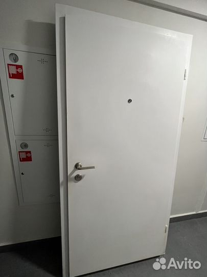 Дверь входная от застройщика пик
