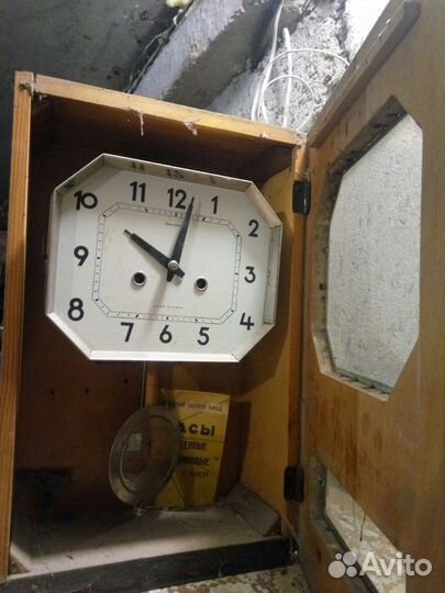 Часы с маятником